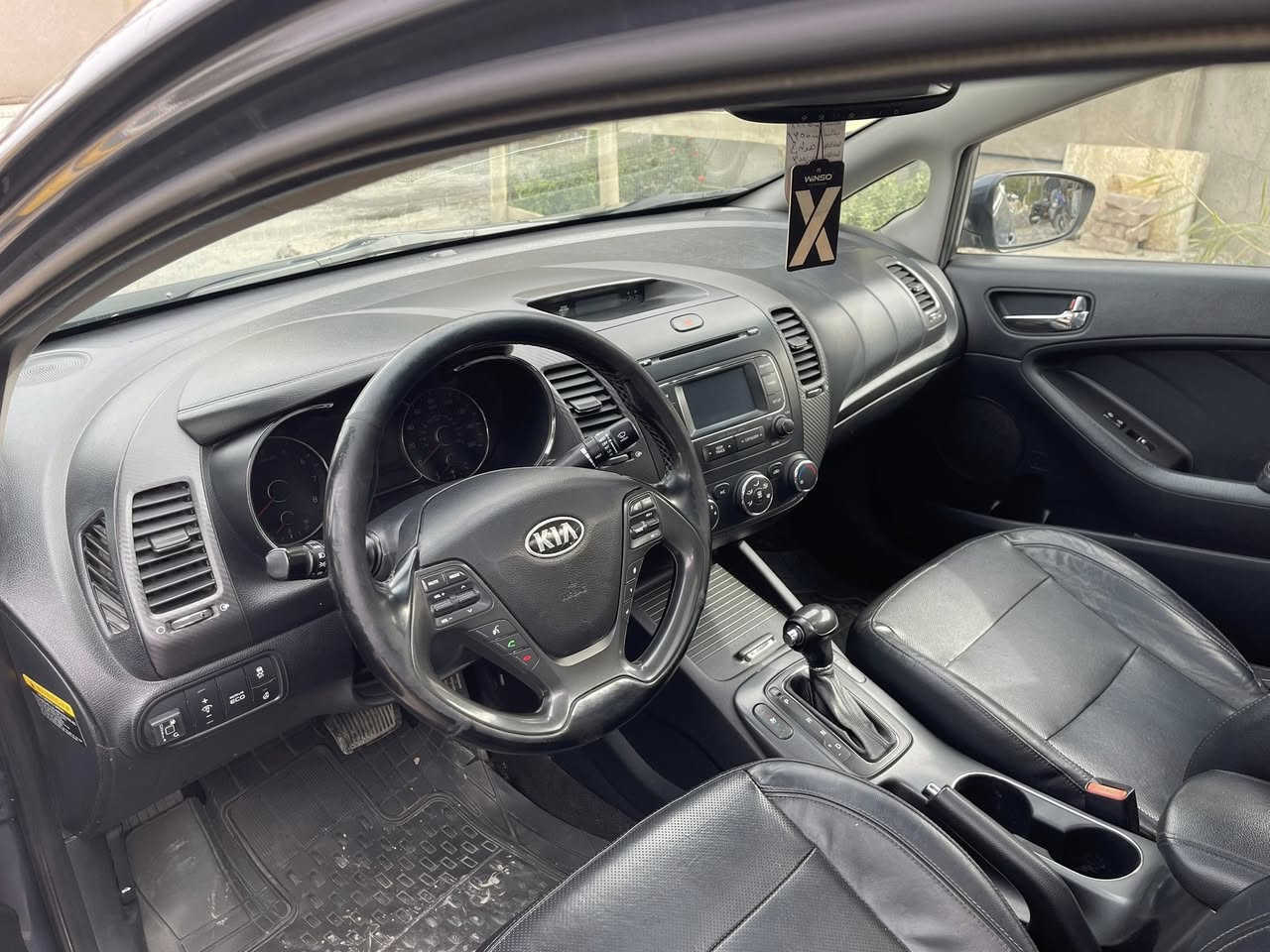 السلام عليكم كيا فورتي2015 EXلمتد اعلى فئه حادثهه بارد فقط بيهه صبغ دوسه بلعراق  السياره ليبل واحد.
المواصفات 
أناره ترحيب عند الاقتراب
بصمه تشغيل وابواب
سلايد رووف
مثبت استيرن عند السرعه
تدفىئه استيرن
كشن السايق كهربائي وخزن ميموري 
كشن السايق تدفئه تبريد وبقيه المقاعد تدفئه
لد امامي وعليهه منظومه زينون 
مري الجانبيه شفط 
المرايه الوسطيه معتمه بيهه منظومه غاز 
منظمه غاز بيهه
سنويه لل٢٨مساقطه
محرك 2000GDi
السعر ١٢٨$
اتصال ***********
مااتعامل بلتليفون تعال شوفهه ياله ورقم الشاصي من ضمن الصور الي يريد يطلع حادثهه
