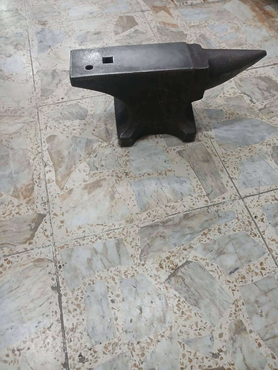 سلام عليكم  مكينه لحيم اصليه بلاديه او كوسره ثابته اصليه او سندان اصلي العنوان بغداد رقم الهاتف ***********
