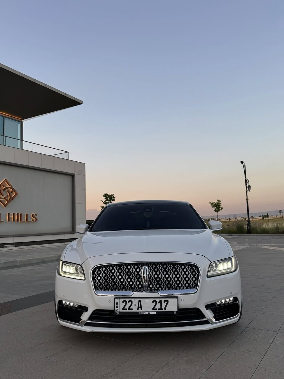 Lincoln Continental Black Label 2020 V6 3.0TT AWD
لينكون كونتيننتال بلاك ليبل 2020، وحدة من اصل ٨٠ وحدة بل عالم و غراضهة ارخص شي و كلشي متوفر داخلة كلين ٠كم للعراق ضمان شركة فورد القاصد وياهة تأمين شامل في حال انضرب و سويت حادث ترجع فلوسك ٩٠٪؜ وياهة كتاب تضليل و سقف رولس رايس و كاعيات هم رولس رايس.
 المحرك والأداء:
 محرك 6 سلندر V6 بسعة 3.0 لتر (Twin-Turbo) بقوة 400 حصان وعزم دوران 542 نيوتن متر.(Intelligent AWD): دفع كلي مستمر يوزع القوة ديناميكياً بين العجلات الأربعة.(Dynamic Torque Vectoring): نظام متطور يرسل القوة للعجلة الخارجية في المنعطفات لثبات قياسي ومنع الانزلاق.
 التعليق التكيفي الذكي (Adaptive Suspension): نظام تعليق غازي متطور يقرأ الطريق في أجزاء من الثانية (CCD) ويتكيف مع الحفر والمنعطفات لتوفير راحة فائقة.
 ثلاثة أنماط للقيادة (Lincoln Drive Modes): التحكم في استجابة المقود والتعليق والمحرك عبر أنماط: Comfort (الراحة القصوى)، Normal (العادي)، و Sport (الرياضي).
. ميزات ثيم "رابسودي بلو" الحصري (Rhapsody Blue Theme)
هذا الثيم هو أعلى مستويات الفخامة الحصرية من لينكولن، ويأتي بكامل تفاصيله:
 المقاعد والجلود: مقاعد مغطاة بالكامل بـ جلد فينيسي فاخر (Venetian Leather) بلون أزرق رابسودي الملوكي، مع نقش وتطريز رقمي مخصص (Linking-L) يتخلله شامواه الألكانتارا (Alcantara).
 الطبلون والأبواب: مغطاة بالكامل بالجلد الأزرق الفاخر مع خياطة يدوية دقيقة ومبطنة بمواد عازلة
سقف السيارة: مبطن بالكامل من شامواه الألكانتارا (Alcantara).
3. مقاعد السائق والراكب الأمامي (Perfect Position Seats)
 تحكم في 30 اتجاهاً مختلفاً: المقاعد الأمامية الأيقونية من لينكولن التي تتيح التحكم في كل جزء من المقعد بشكل مستقل (بما في ذلك دعم الرقبة، الأكتاف، وأسفل الظهر).
 مساند فخذ مستقلة: إمكانية تمديد أو تقصير مسند الفخذ الأيمن والأيسر بشكل منفصل لكل رجل.
 المساج المتطور (Active Motion): نظام تدليك بـ 7 وسائد هوائية داخل المقعد لتخفيف التعب في السفر الطويل.
 ذاكرة المقاعد (Memory System): حفظ 3 وضعيات مختلفة للمقاعد والمقود والمرايا الجانبية.
4. النظام الصوتي المرجعي والترفيه (Audio & Infotainment)
 نظام Revel® Ultima الصوتي الخارق: يتكون من 26 سماعة موزعة بدقة هندسية داخل المقصورة، مع 3 أنماط استماع (Stereo، Audience، On-Stage)
5. التصميم والميزات الخارجية (Exterior & Body)
 الجنوط (العجلات): جنوط ألمنيوم مصقولة ومخصصة فقط لفئة البلاك ليبل مقاس 20 انج
 أبواب شفط (Soft-Close Doors): نظام إغلاق الأبواب آلياً بهدوء بمجرد ملامستها للهيكل.
 مقابض الأبواب الإلكترونية (E-Latch): مقابض أبواب مدمجة في خط الكروم الخارجي تفتح بلمسة زر كهربائية خفيفة من الداخل والخارج.
 السقف البانورامي (Dual-Panel Moonroof).
 الشبك الأمامي الخاص: شبك كروم مميز يحمل تصميم شعار لينكون المتكرر والمخصص لفئة بلاك ليبل.
 الصندوق الخلفي الذكي: يفتح ويغلق كهربائياً بالكامل مع ميزة الفتح الذكي بحركة القدم أسفل الدعامية الخلفية
6. نظام الإضاءة الترحيبي والذكي (Lighting Systems)
 إضاءة ليد التكيفية (Adaptive LED Headlamps): مصابيح أمامية ذكية تغير اتجاه الإضاءة مع حركة المقود لكشف المنعطفات، وتخفض الضوء العالي تلقائياً عند مرور سيارة مواجهة.
 نظام الترحيب (Lincoln Embrace): عند الاقتراب من السيارة، يضيء شعار لينكون على الأرض (بساط ضوئي ترحيبي)، وتضيء مقابض الأبواب والمصابيح الأمامية والخلفية والإضاءة المحيطية الداخلية بتناغم ساحر.
 الإضاءة المحيطية (Ambient Lighting): إضاءة داخلية خافتة ممتدة في الطبلون، الأبواب، وأرضية السيارة بـ 7 ألوان اختيارية.
7. حزمة الأمان والتكنولوجيا الذكية (Lincoln Co-Pilot360 Plus)
تحتوي السيارة على أعلى حزمة تكنولوجية للأمان ومساعدة السائق:
 شاشة العرض على الزجاج (Head-Up Display - HUD): تعرض السرعة، إشارات المرور، ونظام الملاحة على الزجاج الأمامي لعدم تشتيت السائق (وهي الأكبر والأوضح في فئتها).
 رادار كاميرات 360 درجة: نظام رؤية محيطية كاملة مع غاسل للكاميرا الأمامية والخلفية لتنظيفها تلقائياً
 
مكان السيارة اربيل 
رقم التلفون ***********
***********
