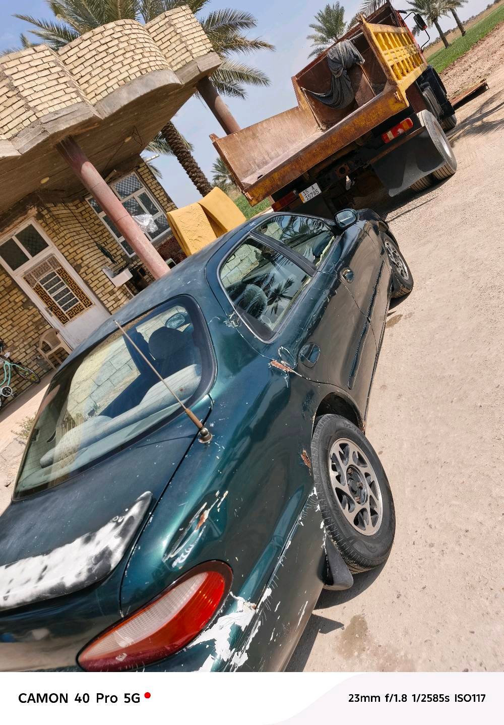 أنا أعرض سيارة كيا قديمة للبيع بلون أخضر غامق. السيارة ذات هيكل خارجي بحالة تحتاج لتجديد، تظهر علامات الاستخدام عليها. محرك السيارة بحالة جيدة ويحتاج لفحص دوري للتأكد من الأداء. الداخلية نظيفة ومُعتنى بها بشكل جيد.