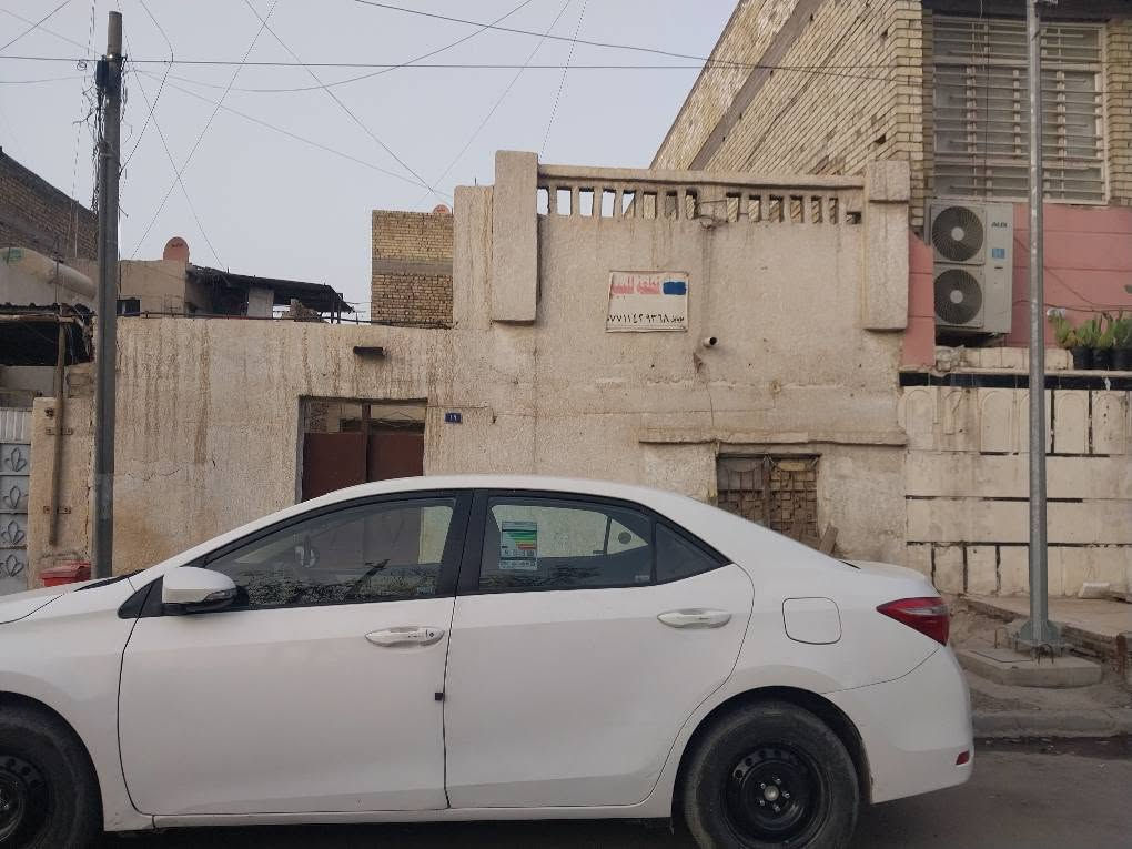 بيت للبيع ملك صرف
 مساحه: ١٢٦م
 واجهه:٧م
 نزال :١٨
العنوان : بغداد /مدينه الصدر/ قطاع ٢٤ /على ساحه لايوجد امامك جار/ قرب جامع مسلم ابن عقيل
الرقم : *********** بغداد, العراق
