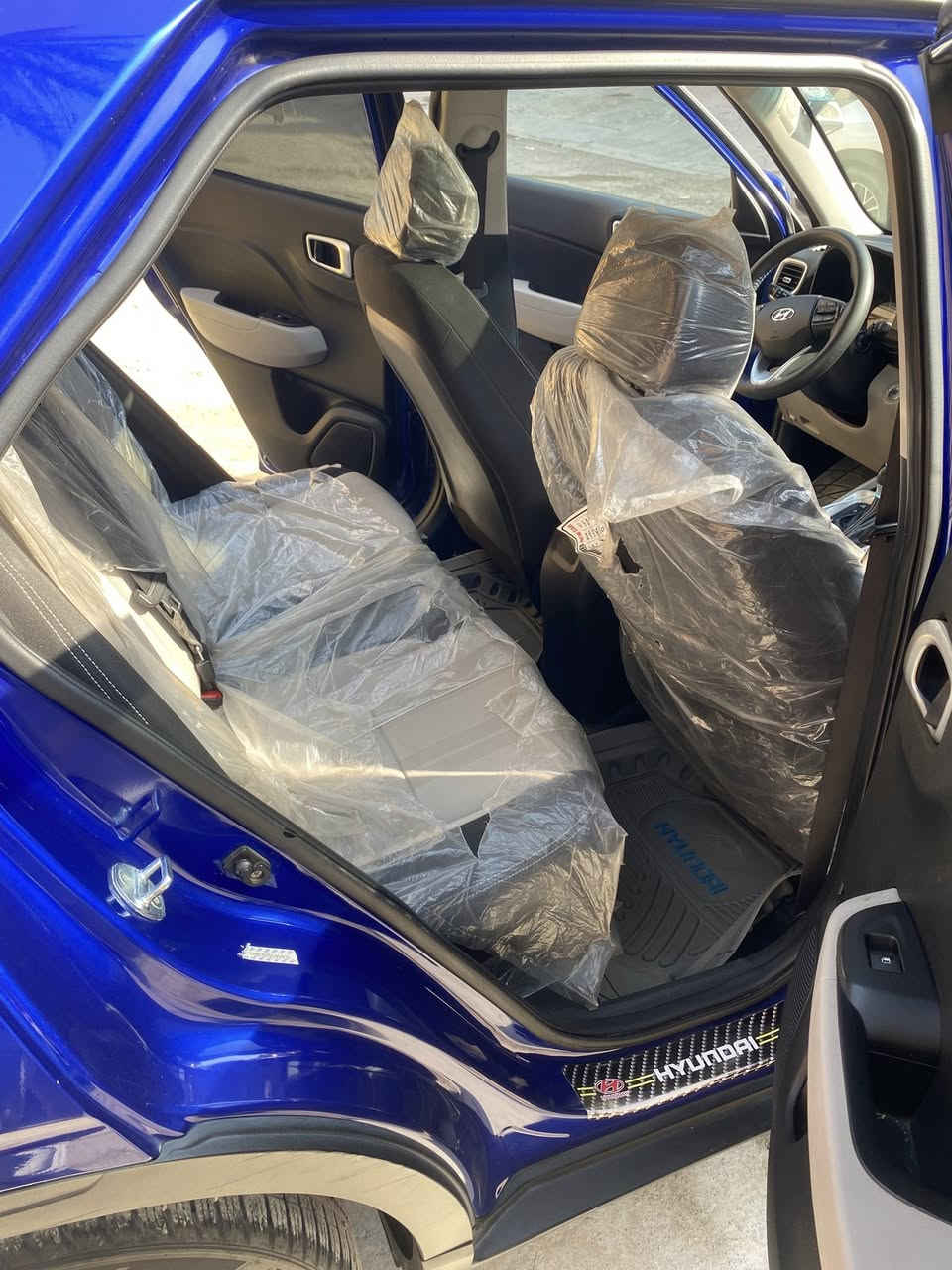 السلام عليكم
فينو هونداي موديل 21

ماشيه 50 ميل 

1/1

تحكمات ستيرن 

تدفئه كشنات 

3 انضمه قياده 

فتحه بصمه تشغيل ع بعد

ويل رياضي لايتات زنون اصلي 

كشاف ليلي رادار خلفي وجانبي وامامي

تحديد مسار بريك تلقائي 

شاشه تدعم كار بلي 

سياره مناقصها شي وخير من الله 

مكان السياره بغداد البنوك 

السعر 125$ وبي مجال اي استفسار وبل خدمه🤍
ملاحضه البنيد والقماره مغلفه اسود طافي للجماليه
***********
