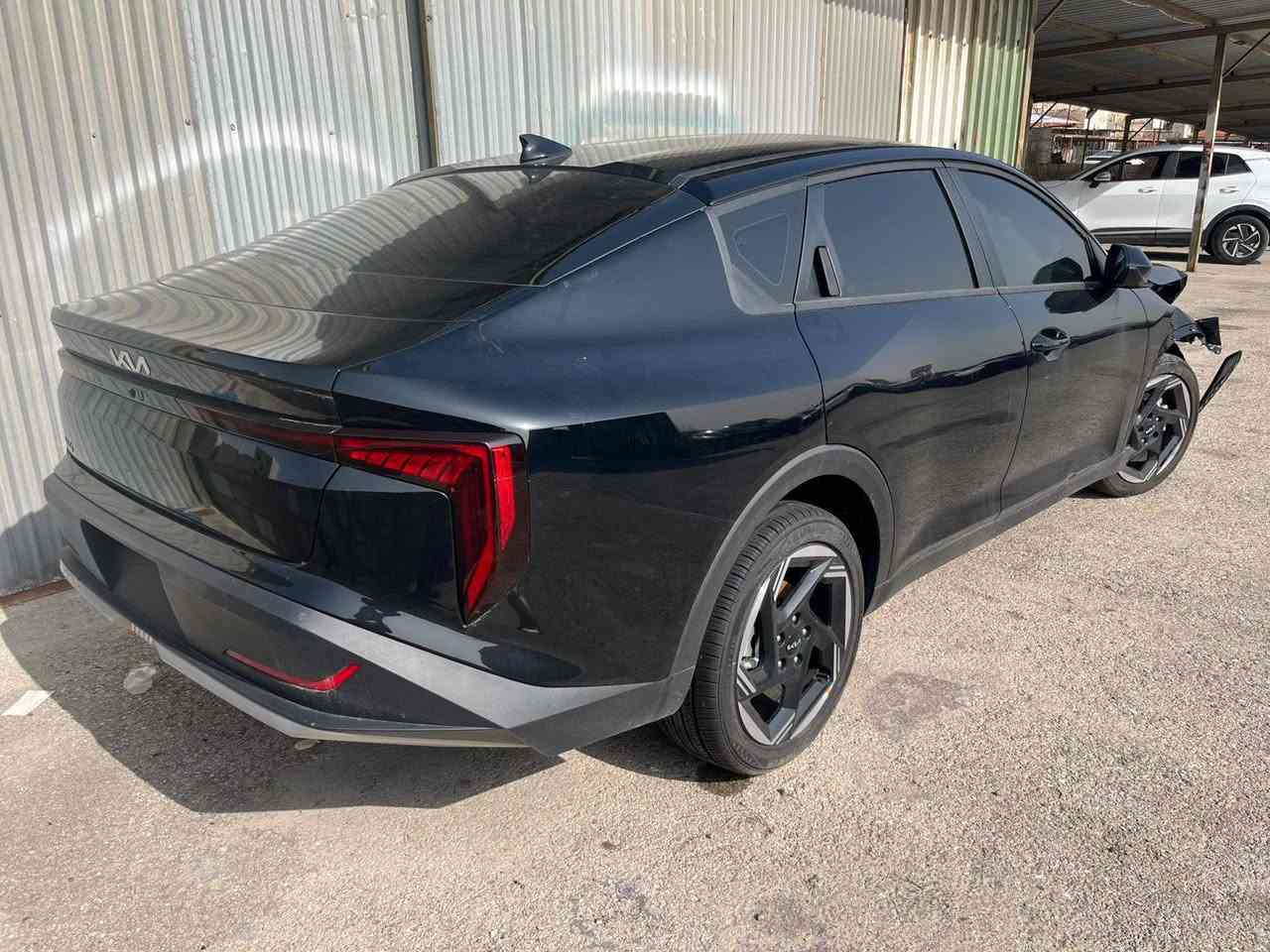 سلام عليكم سيارة كي فور موديل 2025 اي اكس حره 
السعر 120 رقم الموبايل ***********
