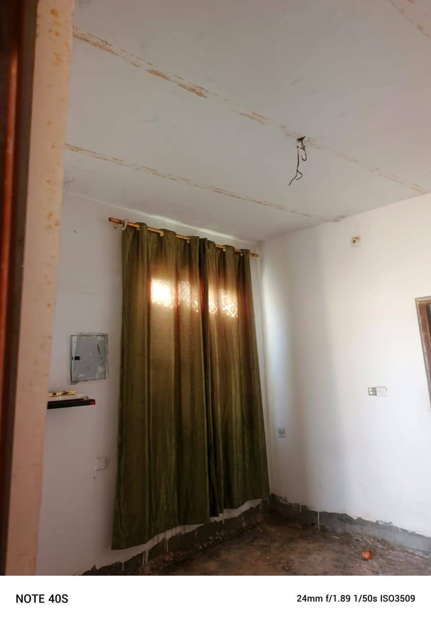 بيت للبيع مكاتبه فقط مساحه 125 غرفين وصالة وصحيات ومطبخ الموقع حي القاسم مقابيل حي الزهور البيت قريب للشارع السعر 15 قابل للتفاوض للاستفسار ***********
