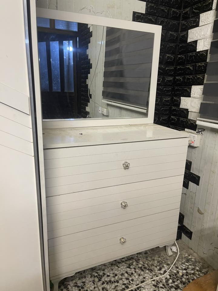 غرفه نوم تركيه مستعمله جربايه نفر بدون صوميه وكنتور 4 باب  وميزتواليت وبوفيه عدد 1 السعر 250 الف الاتفاق ع الرقم ***********
