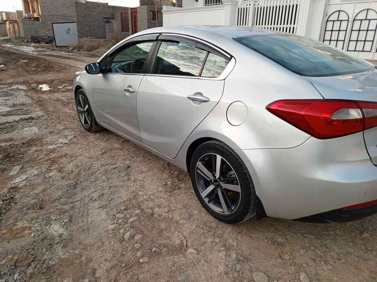 سيراتو 15 خليجي كير محرك تبريدتمام حساس امامي وخلفي تحكم وشفتات ستيرن لد امامي صبغ 5قطع.سعر103وبيه.مجال.***********
