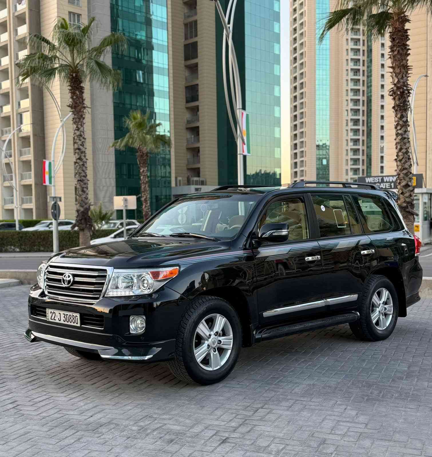 السلام عليكم
لاندكروز GX-R 
ساز 
موديل :2014  
ماشية : 170000 KM
المواصفات 
فتحة 
بصمه 
تشغيل عن بعد 
كشنات كهرباء 
داخل بيجي 
تحكم ستيرن 
صاجات 
 3 قطع تبريد 
 7 راكب 
حساسات 
لايت زنون 
بلوجكتور 
زراك لايت 
لد امامي 
هوك سحب 
فور ويل 4x4
مكينة 6 سلندر 
 4000
مري شفط كهرباء 
اشاير بالمري 
دوسات 
ويل كب كروم 
نيكلات 
(رقم  اربيل الجديد بأسمي وكالة او تحويل )
ملاحظة: السياره مكفوله عدا ربع جاملغ فقط صبغ امامي  . 
السيارة جاهزة من كلشي بدون اي نقص . 
السعر : 335 وبيها مجال بسيط 
العنوان : بغداد الكاظمية قرب مرور الكاظمية معارض جكوك معرض آلرحمن .
للاستفسار 
***********
 ***********
