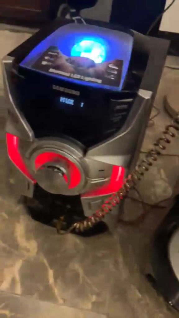 “جهاز سامسونگ Giga Sound Blast أصلي، صوت قوي جدًا مناسب للحفلات والبيت، يدعم AUX و USB و CD و MIC مع إضاءة LED جميلة. الجهاز شغال ممتاز والصوت نقي وباس قوي.”

يحتوي على:
تشغيل AUX و USB و CD/DVD
منفذين USB
مدخل مايكروفون MIC
إضاءة LED للحفلات
نظام صوت 2.1ch
وضعيات EQ و Party
تسجيل على USB

....الجهاز اصلي من شركة SAMSUNG حصرا .... 

السعر خاص لطفا 
او تواصل واتساب ***********
