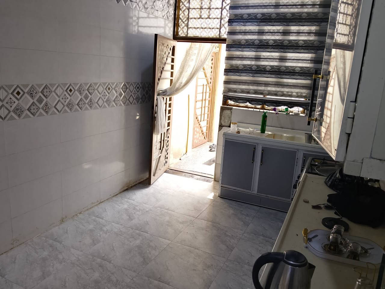 سلام عليكم بيت البيع في حي بغداد المكان البيت عله خدمات وكدامه ربع سايدات مكانه كلش راقي البيت 150وبصفه قطعه 150المساحه 300متر بس باني منه 150متر البيت بيه ديوانيه وبيه غرف 2وبيه حمام داخلي وصاله ومنور البيت جاهز الستفسار عله الرقم البيت بلديه بيه معامله كامله النتصال عله رقم ***********
