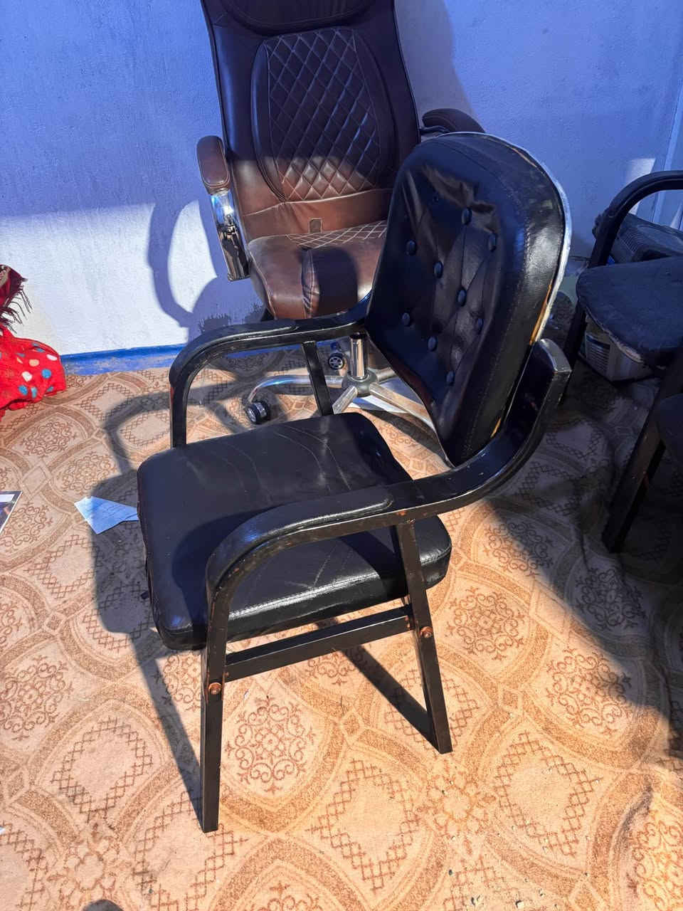كراسي مكتبي الجوزي واحد 120 الف والأسود عدد 6 سعر الواحد 25 للاستفسار *********** عمارة, ميسان

