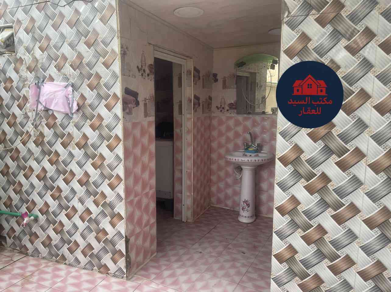 #منزل للبيع طابو

📐 المساحة - ٢٠٠ متر واقع حال
                          ١٦٠ متر بطابو  
                ( واجهة البيت ١٥ متر )

📍الموقع - الصلبه/١ قرب شارع العقيلة

*يتكون من 
غرفتين ، صاله ، استقبال ، مطبخ 
صحيات داخليه خارجيه ، كراج ، حديقه….

-نظيف وعالي عن الشارع
-قبل فتره تم ترميمه 
-بناء بلوگ ، عگاده 

 #السعر - ١٢٠ مليون قابل للتفاوض 
        
 للاستفسار اكثر-اتصال او واتساب 
سيد حسين اليعقوبي ***********

#مكتب_السيد_للعقار
📍سوق الشيوخ-شارع السعادة(مجاور مطعم المدينة)📍
