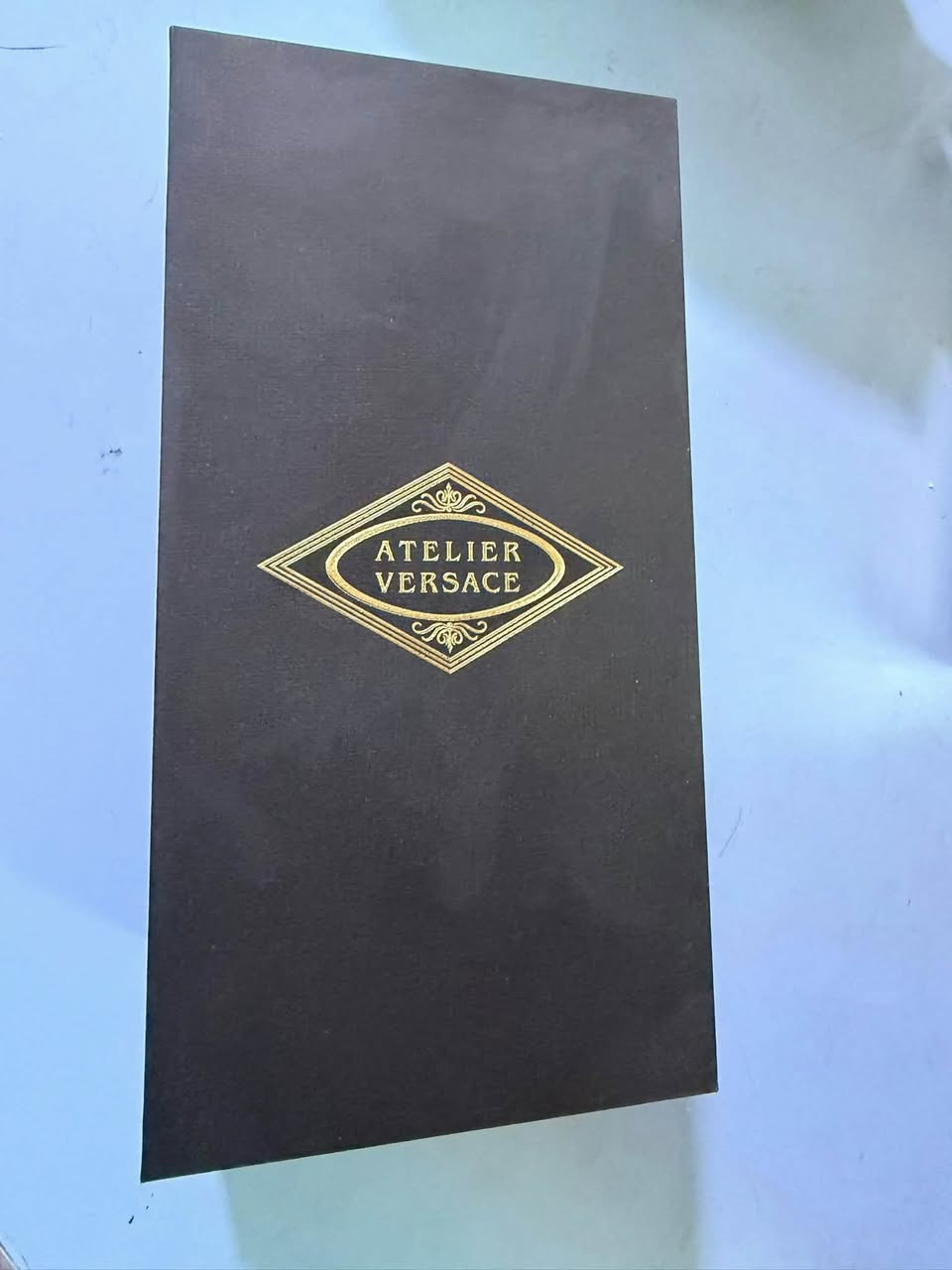 عطر versace للبيع مستعمل نص بسعر ١٠٠ الف
للاستفسار مراسلة الخاص او الاتصال ***********
عطر Figue Blanche من مجموعة Atelier Versace هو عطر زهري-فاكهي للجنسين، يستحضر أجواء صيف البحر الأبيض المتوسط.المكونات الأساسية:الافتتاحية: التين الأبيض الطازج، اليوسفي (الماندرين) الإيطالي، والبرغموت.القلب: زهر البرتقال (النيرولي)، الياسمين، وبتلات الورد.القاعدة: خشب الأرز والمسك الأبيض لتمنح العطر عمقاً ونظافة.
