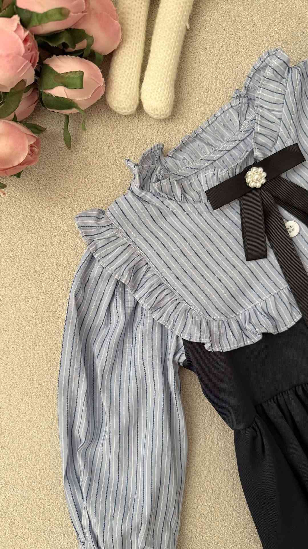 فستان بناتي بتصميم مدمج يجمع بين الأناقة الكلاسيكية والنعومة 💙✨
قطعة واحدة تبدو كقطعتين بتنسيق مريح ومثالي للصغيرات.

✨ تفاصيل مميزة:
• تصميم مدمج يجمع بين قميص مخطط باللونين الأبيض والأزرق السماوي وفستان أسود أنيق
• ياقة مكشكشة ناعمة (رُفلز) تلتف حول الصدر لتضفي لمسة رقيقة
• شريطة (فيونكة) سوداء مخططة تزين الصدر ويتوسطها فص لؤلؤي لامع ✨
• أكمام طويلة منقوشة بخطوط طولية ناعمة مع أساور كلاسيكية
• تنورة واسعة بكسرات خفيفة تمنح طفلتك حرية الحركة واللعب
• قماش عالي الجودة، مريح ولطيف على بشرة الأطفال
• إطلالة مثالية للمناسبات، الأعياد، والزيارات العائلية 📸
العمر: من 2 - 6 سنوات
السعر: 15,000 د.ع
لأن الأناقة تبدأ من التفاصيل الصغيرة التي تمنح طفلتك تميزاً لا يشبه أحد 💙
#لامبوني #اكسبلور_فولو #اكسبلور #ملابس_اطفال #اناقة


**إذا كنت صاحب هذا الإعلان وتريد حذفه لأي سبب، رجاءا أرسل رسالة إلى الدعم الفني**