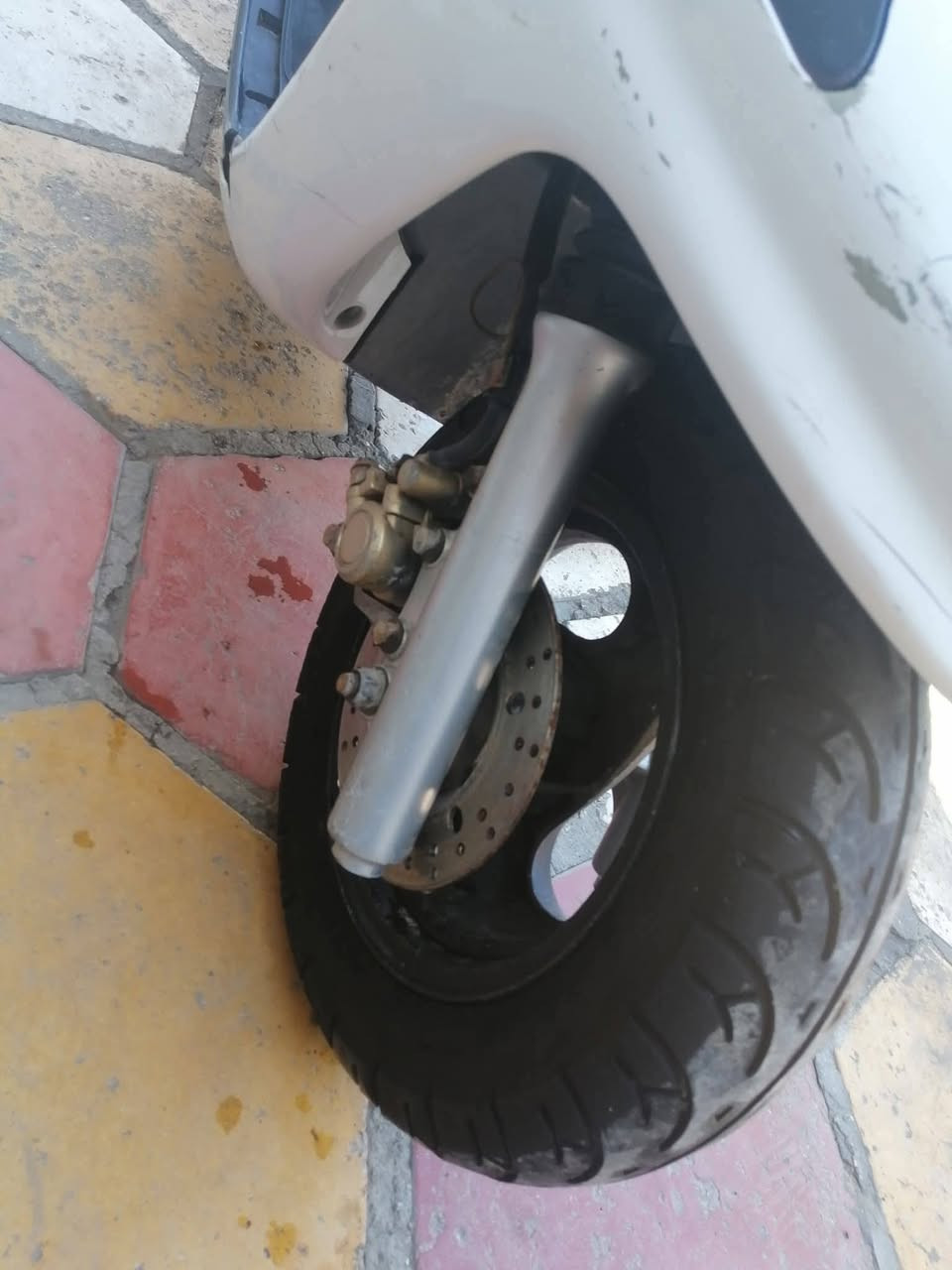 السلام عليكم دراجه فراشه فحل دسك ياباني 🇯🇵 سرعتها 140 محرك ناعم لاتبخير ولانضوح يعني محرك جديد تجي وشوف بعينك  شلعه ومعدل تشك الكاع دبلات جدد بعدهن كفرها بلادي كلشي شغال بيها ماعده الباتري نقصها لو شحنه لو تشتري باتري جديد #مكاني_كربلاء_طوريج  بيع مستعجل الشراي يتصل على الرقم  ***********
السعر ب 350 وبيها مجال حك جيه
