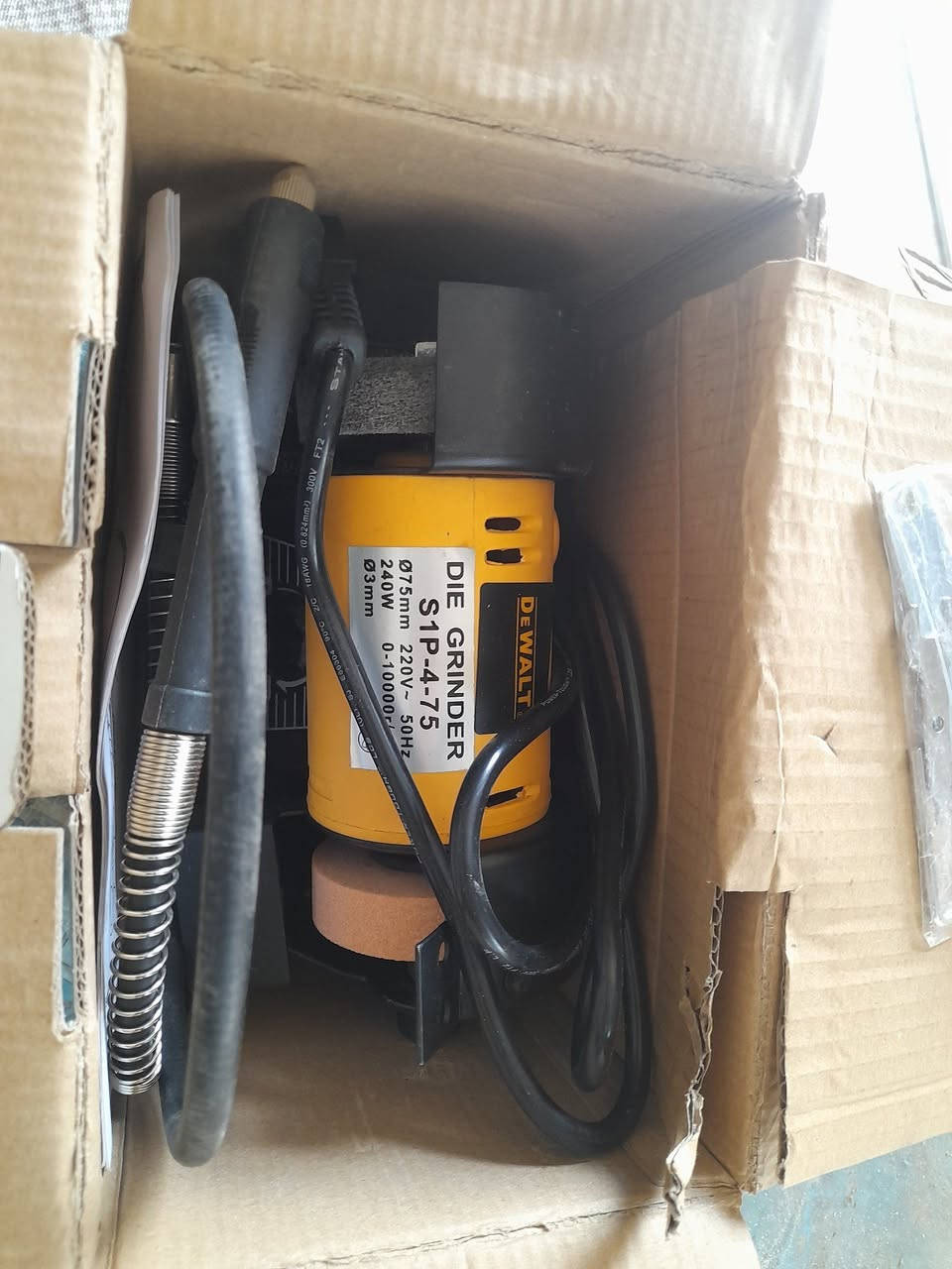 مساء الخير على الجميع اخوان عندي غراض نجارة للبيع اسئل وجاوبك  بغداد شرطة الخامسة بدوانم ٣على ١٠ هذا رقمي ***********
