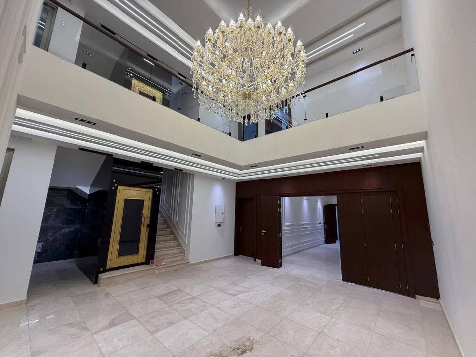 � دار للبيع – النجف الأشرف / حي الغدير
✨ بناء حديث بنظام VIP ولمسات هندسية عصرية

📐 المساحة: 300 متر – شارع 10
🏛️ الطوابق: طابقين ونصف

✨ المواصفات:
• 7 غرف نوم (4 غرف نظام سويت + 3 غرف نوم عادية)
• صالة كبيرة + استقبال واسع بتصميم راقٍ
• حديقة داخلية وحديقة خارجية بطابع مودرن
• شلال مائي داخلي وشلال مائي خارجي يمنح المكان روح الاسترخاء
• مصعد داخلي حديث يخدم جميع الطوابق
• تشطيب راقٍ وبناء حديث بالكامل بنظام VIP

📩 علّق (تم) ليصلك السعر وكافة التفاصيل فوراً

📍 مكتب أبو رضا للعقار
النجف – حي القادسية / مقابل مجمع عماد سكر – قرب فلكة المطار

📱 التواصل واتساب فقط – بدون اتصال فضلاً وليس أمراً:
***********

🏷️ اعرض عقارك… ودع لنا التسويق.
