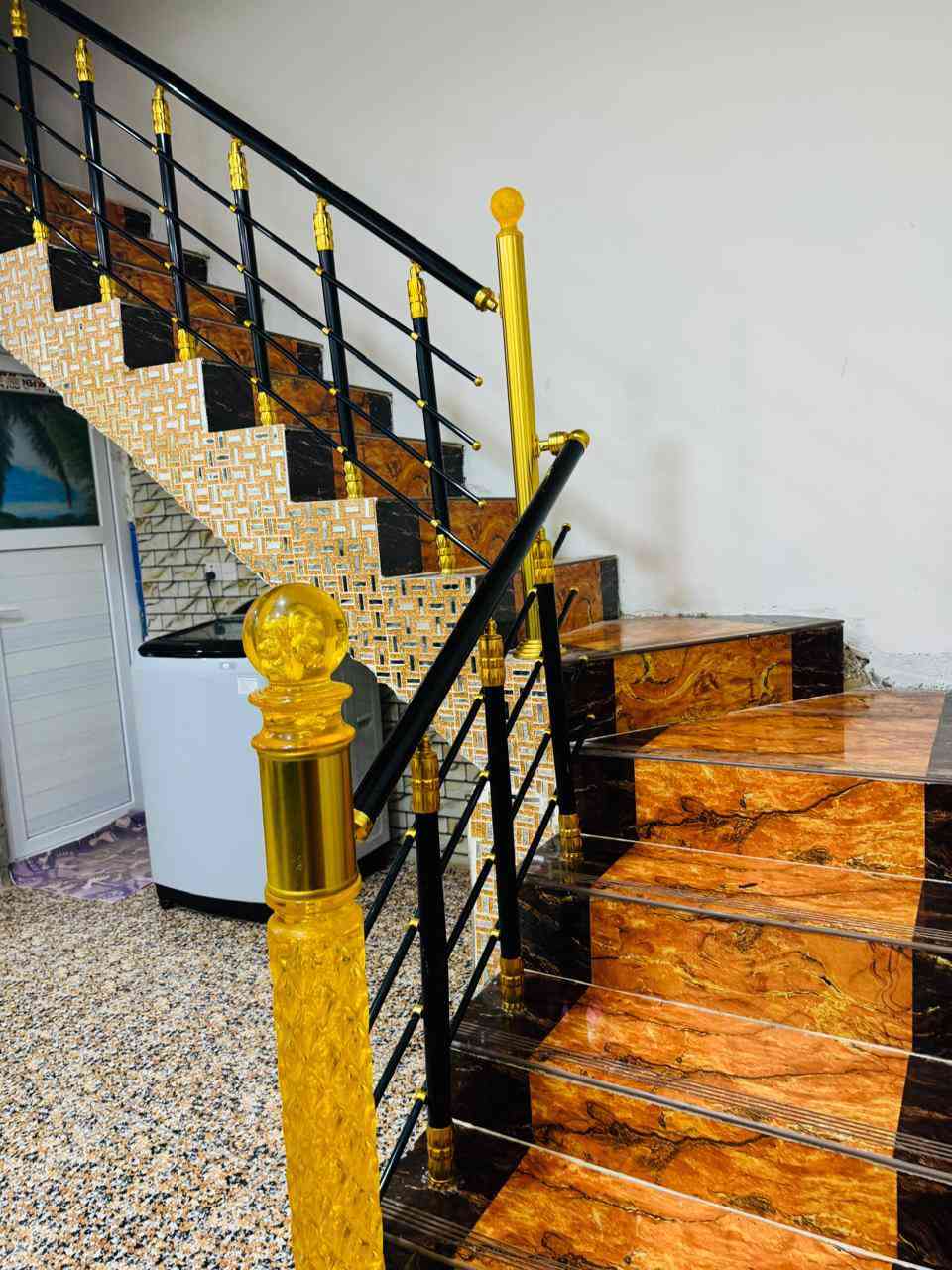 سلام عليكم بيت للبيع حي العسكري شارع 60 بشارع المعهد طريق النجاح  ثالث بيت عن الركن رقم *********** المساحة 125غرفة نوم صاله مناور ثنين مطبخ براني مدخل
