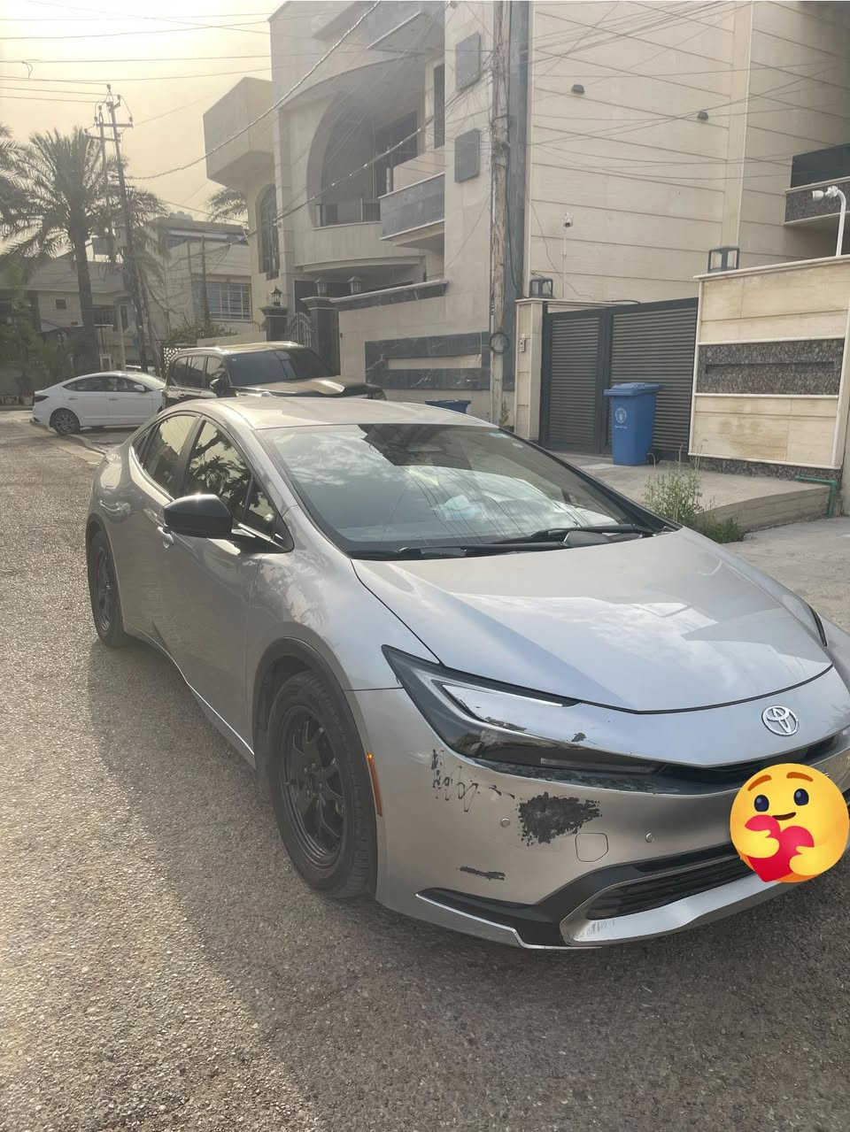 السلام عليكم 
بريوس برايم موديل 2023 بلك ان 
وارد كندي 
بجم كبس 
الشواصي واللغود والمكينه والكير كله مكفول 
مواصفات se 
تدفئه الكشنات الاماميه والستيرن 
حساسات ورادارات امامي خلفي 
السياره تمشي بالشحنه الوحده 60 مايل او 97 كيلو 
السياره ماشيه تقريبا 41 الف مايل
نظام التحذير قبل التصادم مع اكتشاف المشاة.
مثبت سرعة راداري ديناميكي (Adaptive Cruise Control).
نظام الحفاظ على المسار والتنبيه عند المغادرة.
مراقبة الزوايا العمياء (Blind Spot Monitor).
تنبيه حركة المرور الخلفية (Rear Cross-Traffic Alert).
مساعد الخروج الآمن (Safe Exit Assist).
صور الحادث بالخاص
السعر مناسب 
مكاني بغداد حي العدل 
***********
