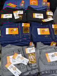 مجموعة جميلة من بناطيل الجينز بألوان متعددة تشمل اللون الأزرق، الأسود،...
