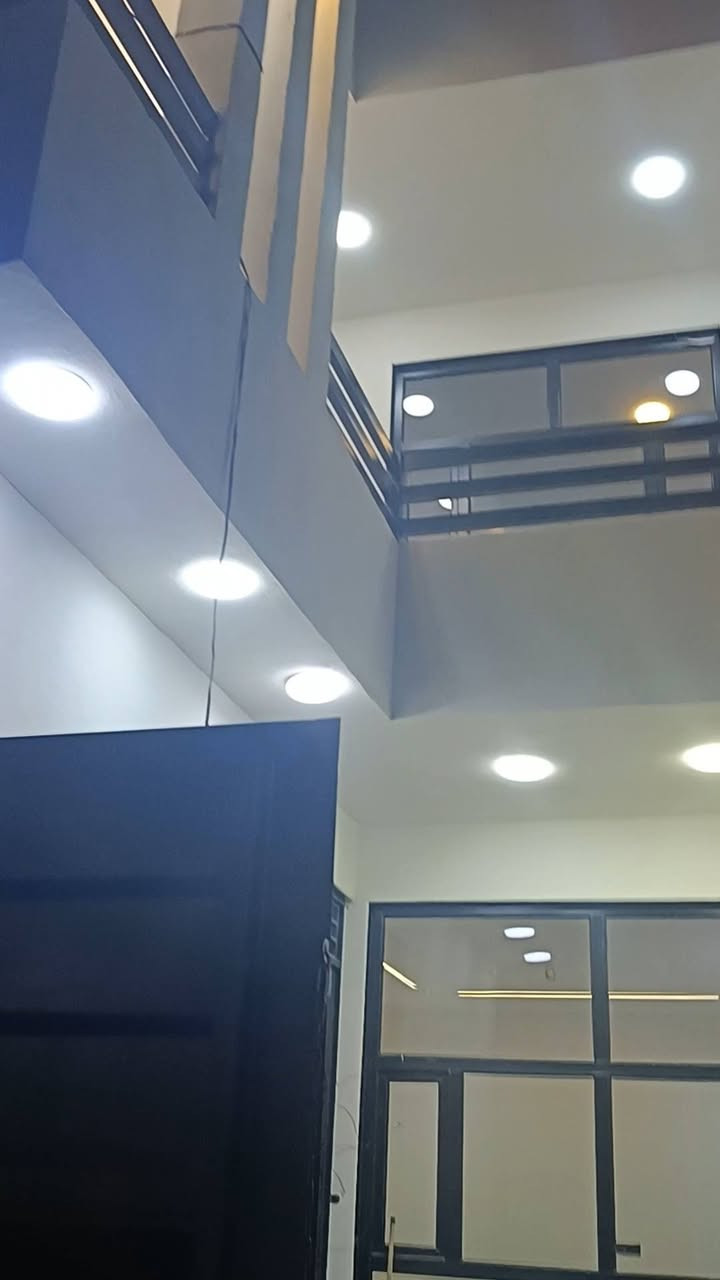 دار للبيع طابقين مساحة 100 متر مربع 10/10يحتوي على غرفتين نوم واستقبال وصالتين  وسطحين ومطبخ وصحيات درجه اولى منطقة ام العظام قرب الشارع العام 50متر يبعد السعر 100وبي مجال الاتصال على الرقم ***********
