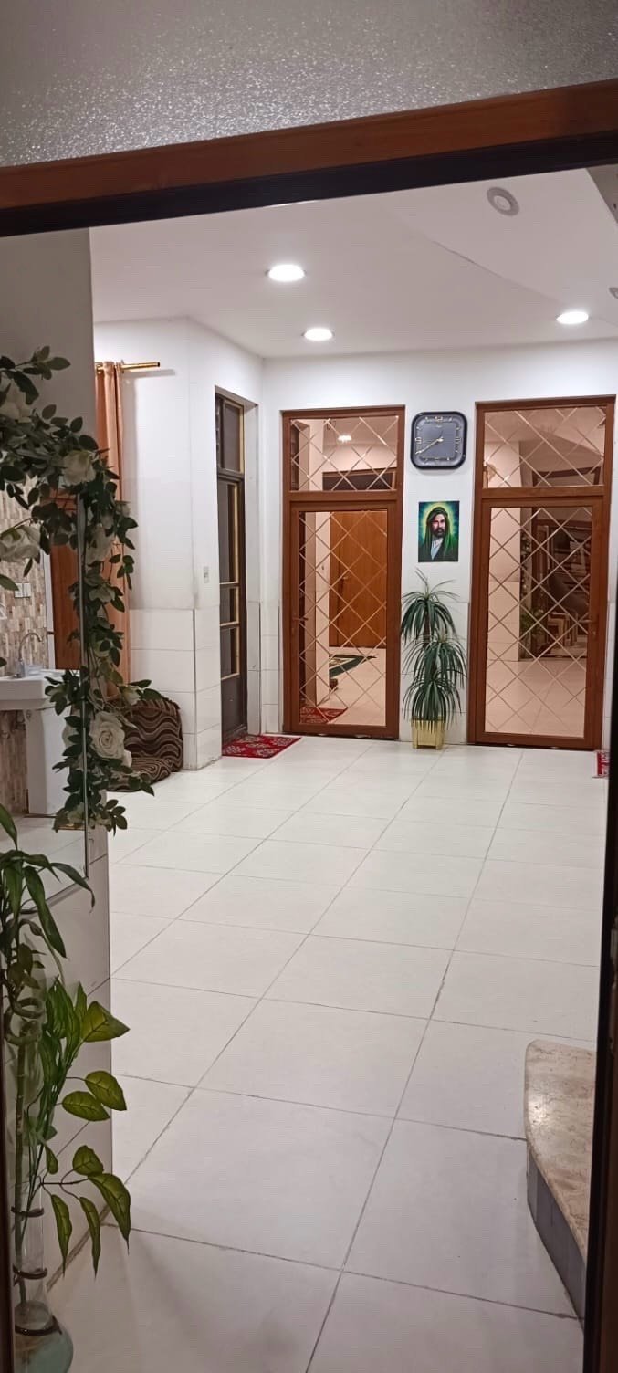 بيع سريع – لا تضيع الفرصة! 🔥

🏡 دار مميزة للبيع في حي الخليج – المربع الذهبي

إذا تدور على موقع راقي وسكن جاهز + استثمار مربح، هذا العرض إلك 👇

📍 الموقع: حي الخليج – خلف مجمع الزهور السكني
📄 الطابو: ملك صرف (أراضي مجلس النواب)
📐 المساحة: 10م واجهة × 20م نزال
🏗 سنة البناء: 2019

✨ تفاصيل الدار:

🏠 الطابق الأرضي:
	•	غرفتين نوم
	•	صالة مفتوحة على الاستقبال (13 متر)
	•	مطبخ حار + بارد
	•	مناور عدد 2
	•	صحيات داخلية وخارجية

🏠 الطابق الثاني:
	•	3 غرف نوم
	•	صالة
	•	مطبخ
	•	صحيات

🏠 الطابق الثالث:
	•	غرفتين نوم
	•	صالة
	•	مطبخ تركي مفتوح
	•	صحيات

✅ الطابق الأول والثاني جاهزين للسكن
✅ الطابق الثالث هيكل مسكف (تكدر تكمله حسب ذوقك)
✅ موقع جداً مميز وقريب على المدارس والخدمات

💰 مناسب للسكن العائلي أو استثمار (تقسيم/إيجار)

📞 للاستفسار والمعاينة:
***********
