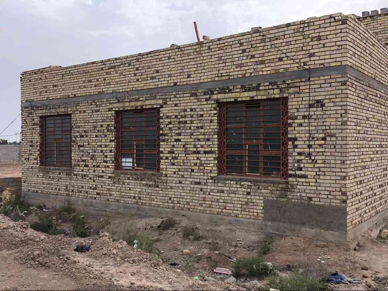 السلام عليكم بيت البيع معه نص دولم عله شط البيت يحتوي عله 3 غرف وصلتين  ومطبخ وديوانيه وحمام دخلي وصحيات خرجيات العنوان الطبر قرب الجسر الجديد رقم تواصل ***********
