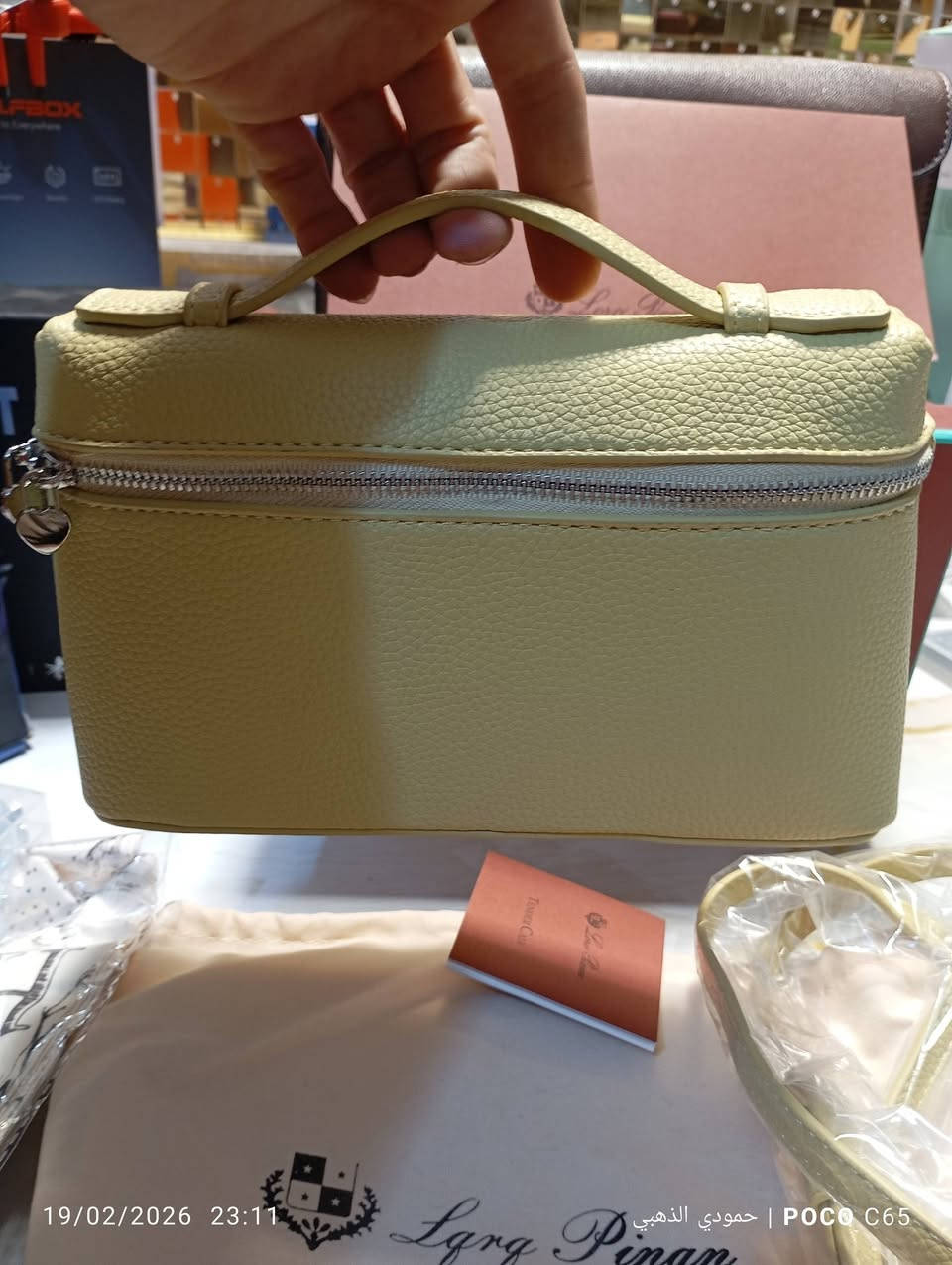 حقيبه يد صغيره لورو بيانا (Loro Piana)

مصنوعة من الجلد الطبيعي المحبب

كرتات وكتلوك


**إذا كنت صاحب هذا الإعلان وتريد حذفه لأي سبب، رجاءا أرسل رسالة إلى الدعم الفني**