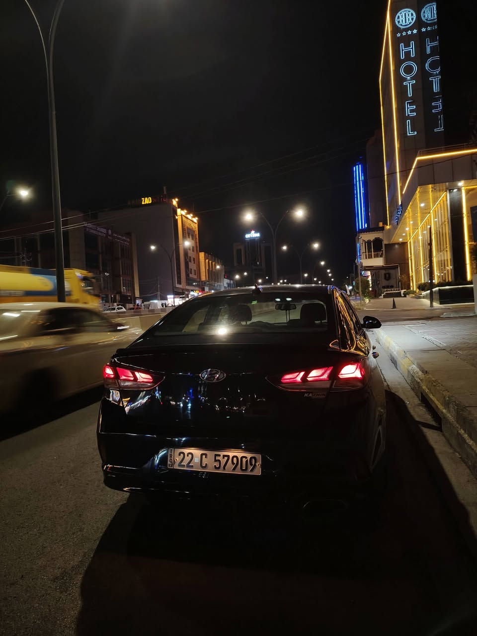 للبيع: هيونداي سوناتا 2018 نص فل

 عدد الممشى: 57.000mile
محرك 2.4 Gdi 
 كير أوتوماتيك 6 سرعات
Apple CarPlay & Android Auto
كامره خلفيه 360
ليد دشبول تحكم بالهاتف كامل الوان
✅ 3 وضعيات قيادة: Sport / Eco / Comfort
✅ رادار جانبي للنقاط العمياء
✅ صندوق ذكي يفتح عند الاقتراب
✅ شاشة وتحكم بالهاتف
✅ ويل سبورت
✅ مقعد السائق كهربائي مع هيتر للمقاعد الاماميه
✅ إنارة LED كاملة
✅ تبريد المكيف ثلج
✅ صيانة دورية كل 6 أشهر قطع الغيار من الشركه وعلى رقم الشاصي السياره مال جناي

🔹 حادث أمريكا.
🔹 الأضرار : جاملغ أمامي سكن صبغ مع باب السكن .
🔹 البنيد صبغ  للجماليه فقط بسبب حرارة الشمس.
شبرين بالباب الخلفيه بسبب شق بسيط كما موضح بالسونار 
🔹 المحرك والكير بشرط وغير مفتوحين المكينه ناعمه جدا بدون نوكنك
السنويه جديده باسمي بدون غرامات لحد 2036 
ايرباك دشبول طاك ومرجع شركه بدون مقاومات 
🔹 رقم الشاصي موجود بالصور للفحص.

السيارة نظيفة جدا ومال جناي مابيها مصرف ربع دينار 
السعر :132 ورقه قفل بدون مجال 

📞 للاستفسار: [***********
