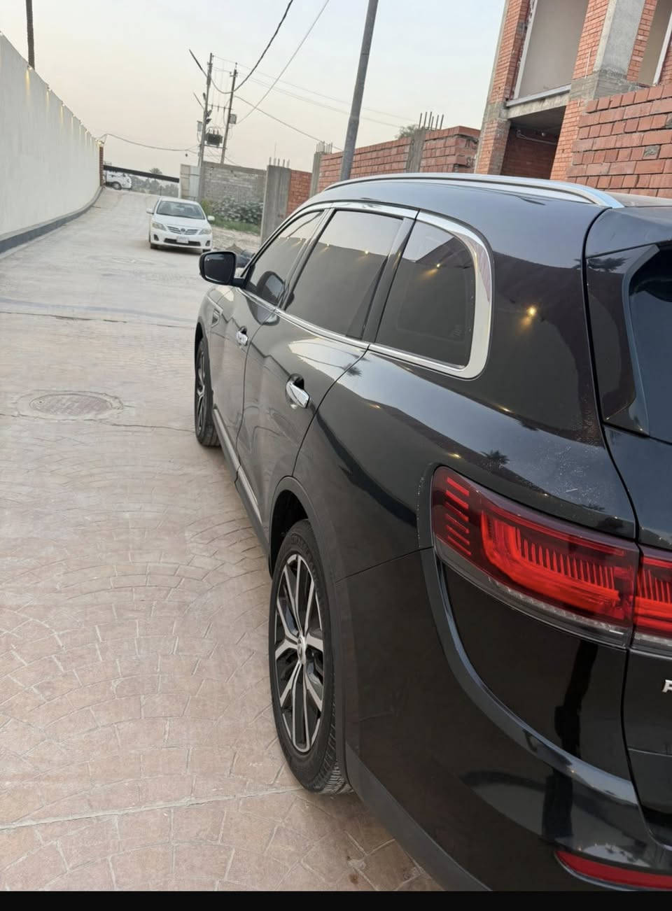 السلام عليكم
للبيع رينو كوليوس 2022 رقم بغداد فول مواصفات مطلوبه للمصرف استقطاع الكتروني اسوي وكاله عامه ب السياره ب 27 اتصير حره 

مواصفات السيارة 

 المحرك 4 سلندر  2.5L نيسان ياباني

 ناقل حركة أوتوماتيك 7 سرعات. نيسان

 دفع رباعي 4WD مع امكانيه اختيار فقط 2WD او تلقائي

 مفتاح التشغيل بصمة مع خاصية التشغيل عن بعد

حساسات 360 درجة مع نظام الركن التلقائي للسياره

كامرا خلفية دوارة

مصابيح امامية LED زينون   

 مصابيح خلفية LED 

 ويل كب 19 نيكل

 اشارة في المرايا الجانبية 

 المرايا قابلة للطي تلقائياً

 رادار جانبي (نقط عمياء)

عدد AIR BAG 8

 هاند بريك كهرباء 

 مكابح ABS 

 شاشه باللغه العربيه تدعم اندرويد اوتو وابل كار بلي

 تحكم كامل بالمقود 

 تتسع المقصورة لـ 5 ركاب

مقاعد جلد تبريد وتدفئه للمقاعد الاماميه

 اضاءة led داخل الأبواب 5 الوان

 لوحة العدادات متغيره 4 أشكال

  تبريد مناخين للسائق و الراكب مع تبريد خلفي

 مقابض ابواب نيكل مع زر بصمه

 نظام مانع الانزلاق 

حاملات اكواب مبرده

 سستم صوت BOSS

صندوق كهرباء

فتحة سقف بانوراما

اريل نفيگيشن

المرأة الوسطيه بخاصية تعتيم ذاتي

السعر195$

المكان بغداد الدوره 

***********
