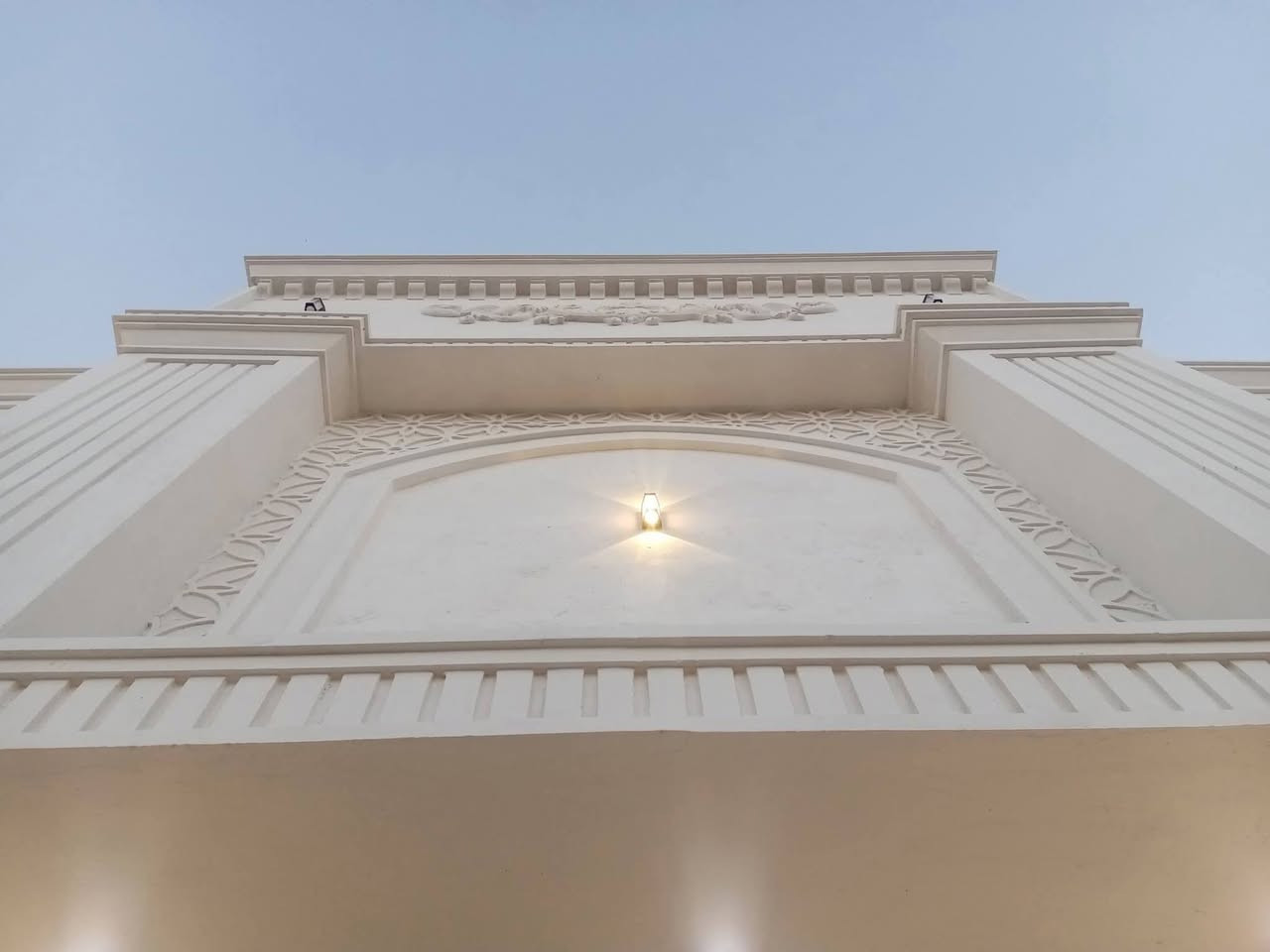 بيت للبيع 
المساحة ( ٣٠٠ ) متر
أمام حديقة عامة وجامع 
البيت ما مسكون ابد ( جديد)
شارع 15 متر

تبريد مركزي 
عدد المطابخ ٢
عدد الغرف ٥
عدد الحمامات والمرافق الصحية ٣
هول 
صالة 
ديوانية
شرط التحويل باسمي

التواصل. ***********
واتس 

الموقع - محافظة الانبار - الرمادي _5كيلو
