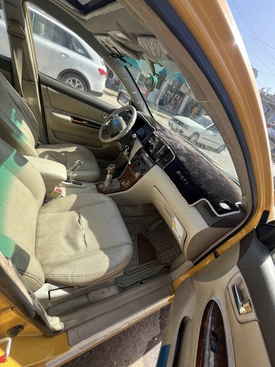 السلام عليكم 
بيوايدي فول اعلى فئه f3  2013 فتحه حساسات خلفيه سياره كفاله كير مكينه كهرباء ضربه صبغ من الدعاميه لدعاميه تبريد ثلج كير عادي زوج تاير جديد صدر امي خلفي جديد بس عوزه شمعات امامي وروس ارواط فقط والباقي كله جديد  هيئه غرامات مصفره قبل يومين 
السعر 57 وبيه مجال 
العنوان/ جزيره بغداد السياحيه/ كميره 
*********** واتساب موجود
