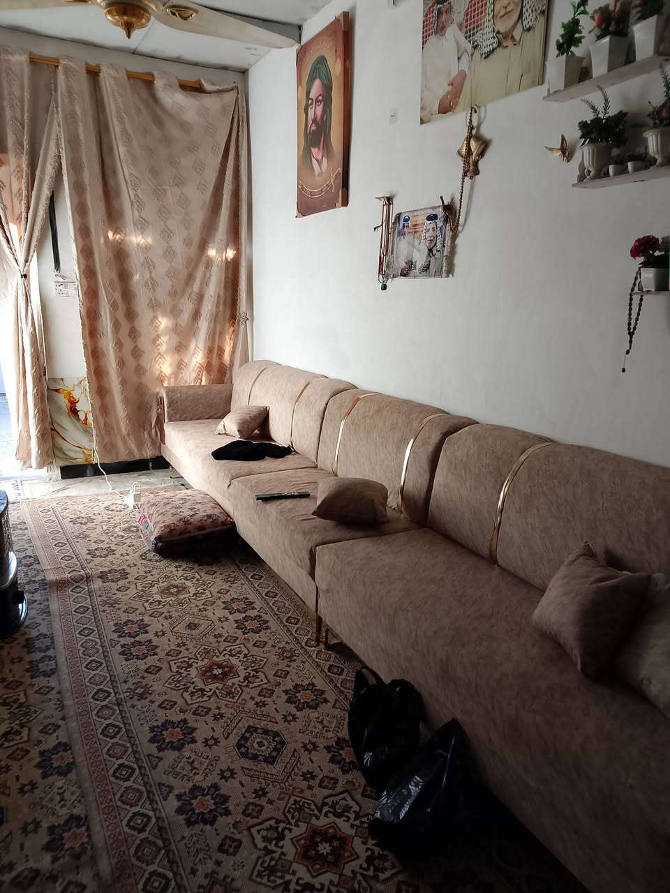 البيت اللبيع يتكون من غرفتين وصاله واستقبال وطرمه وملحقاته فقط مكاتبه بالعبيدي قرب السوق السعر 28 واي استفسار عل الرقم الموجود ***********
