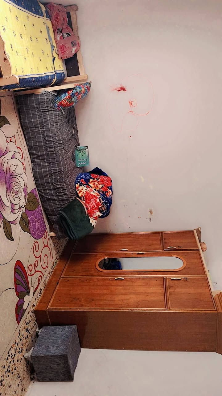 بيت للبيع حي الحكيم مقابل المخازن يتكون من ثلاث غرف نوم المساحه 250 م لاستفسار ***********
