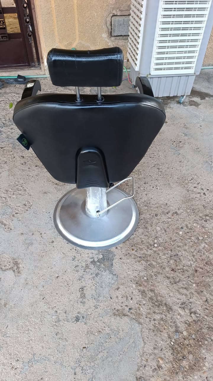 السلام عليكم كرسي حلاقين شغال ميه بل ميه سعر ١٧٥ مكاني بغداد***********
