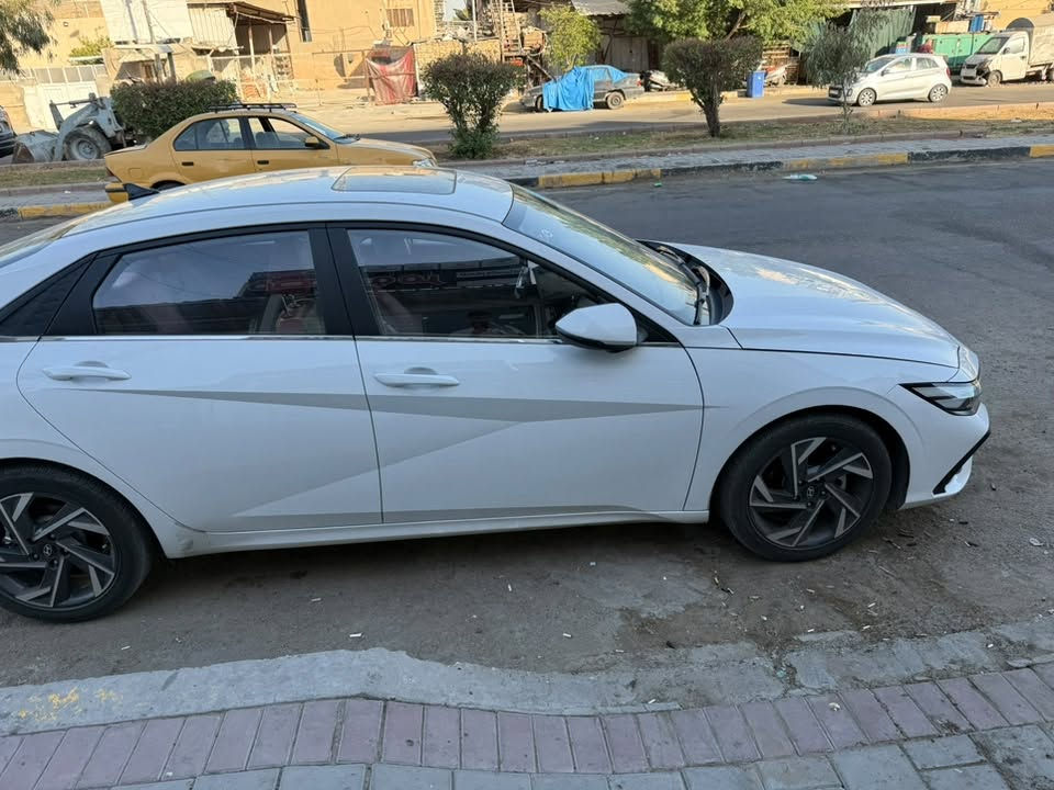 إلنترا موديل 2024 ماشيه 20 الف كيلو فقط مكفوله كفاله عامه داخل احمر حتّه دعاميات مكفوله رقم بغداد بسمي 
***********
