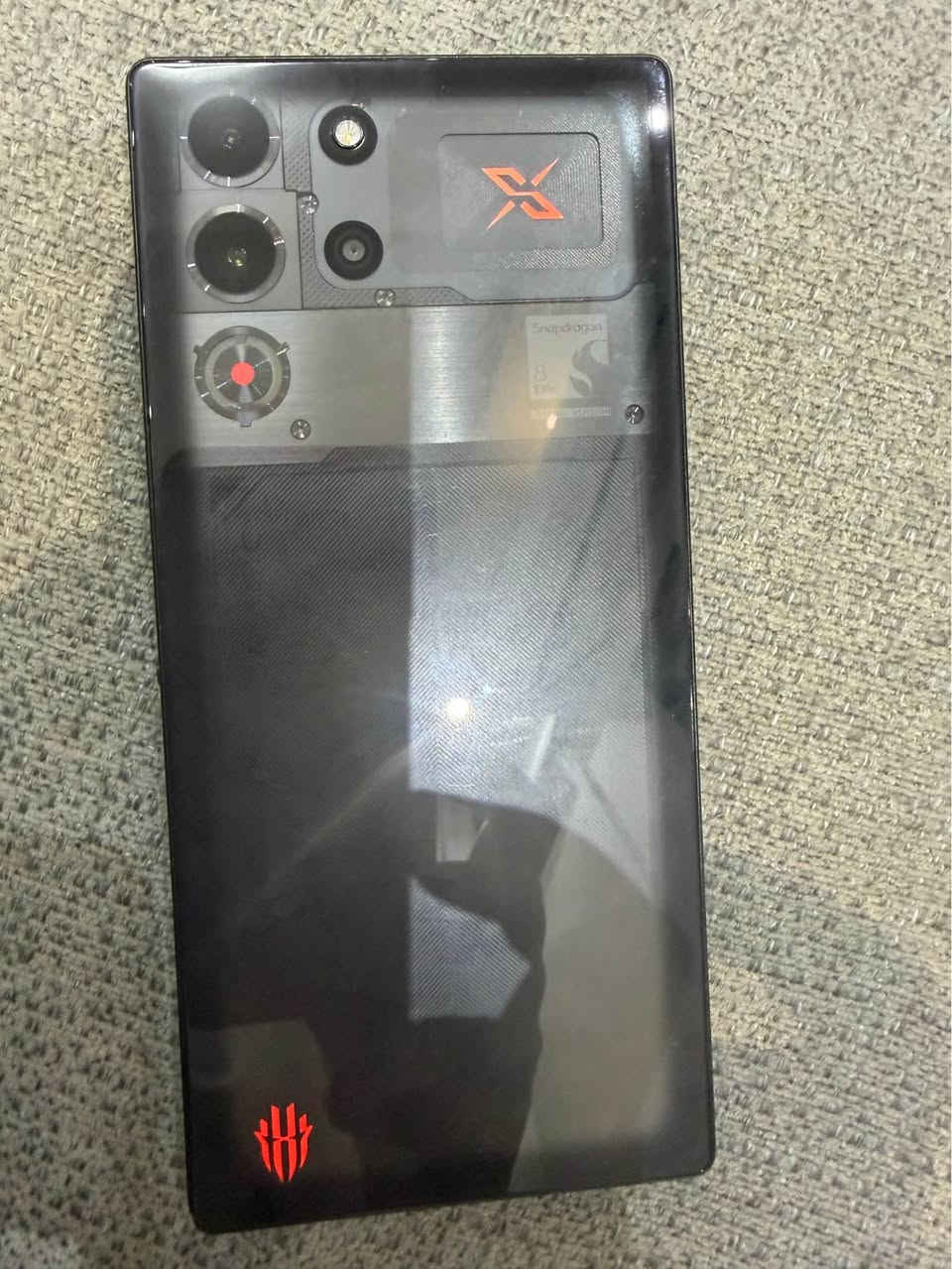 الجهاز تظيف بس بي شويه شخوط بل شاشه طبيعيه 
و ضربات كلش خفيفه بل شاصي
ب 800الف
* المعالج: Snapdragon 8 Elite Leading Version بسرعة تصل إلى 4.47GHz. citeturn0search0turn0search4
* الرام: 16GB LPDDR5T. turn0search4
* التخزين: 512GB UFS 4.1 Pro.  دقة 2688×1216، وتردد الشاشه 144Hz
كامرة . 0mAh.   2MP. MP تحت الشاشة. ني على Android 16.
* الصوت: سماعتان ستيريو + منفذ 3.5mm للسماعات.  Touch Triggers، مروحة تبريد داخلية، ونظام تبريد ICE-X متطور. بغداد, العراق


**إذا كنت صاحب هذا الإعلان وتريد حذفه لأي سبب، رجاءا أرسل رسالة إلى الدعم الفني**