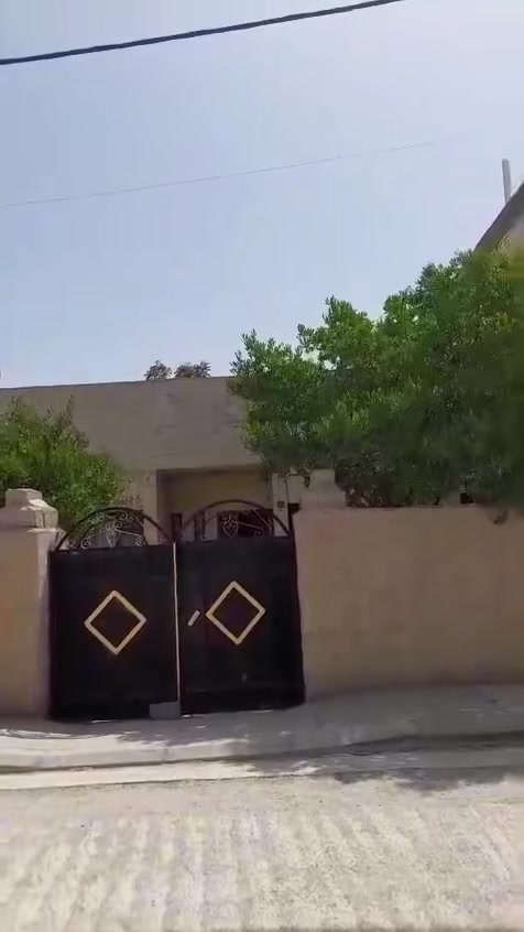 السلام عليكم دار للبيع في مزرعة الصويرة ناحية سيد الشهداء وبالقرب من مدرسة الشمائل الابتدائيه مساحة الدار ٤٣٥ م الواجهه ١٥ م والنزال ٢٩م قريب على الشارع العام للاستفسار الاتصال على الارقام 
***********
***********
