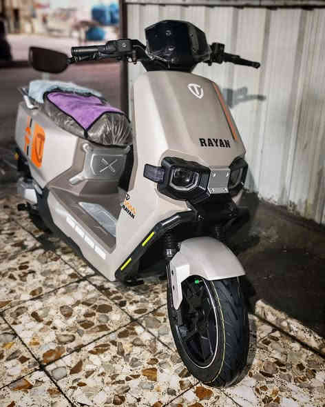 السلام عليكم شباب 
دراجة ريان وحش الكون VIB 
جديدة زيرو مماشية 
دراجه فئة خاصه مقعد منفصل داخل فيلي 
6 بطاريات 35 امبير 
ملف 2000 
مكان الدراجه بغداد 
الشراي يتصل متواجد واتساب 
***********
