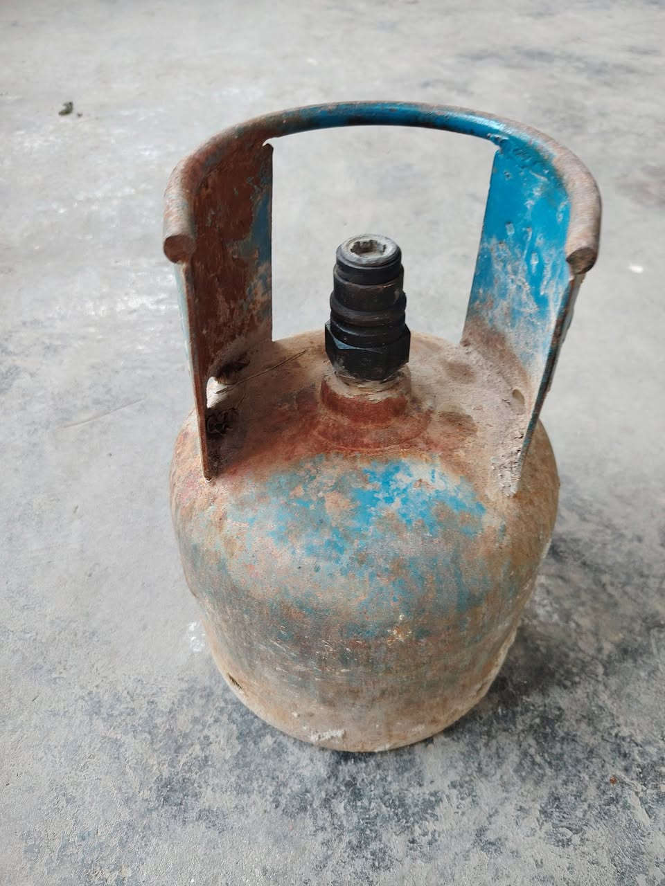 صوبه كهربائيه ٣ شمعات وفان ومنضر استخدام جدآ قليل السعر ٤٥ وقنينه صغيره عراقيه السعر ٢٥. للإستفسار الاتصال على الرقم *********** او *********** او وات ساب
