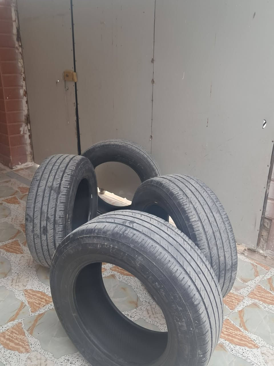 السلام عليكم ورحمة الله وبركاته للبيع🔺️ تايرات جيب 2021 كراند شيروكي لمتدد بيهم واحد مكسور مكاني واسط قضاء الحي السعر 50 الف رقمي***********
