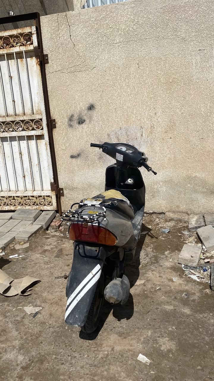 دراجة سازوكي للبيع دراجة حلوه ونكرة وحده تشتغل تمشي معدل فوك 50 اوراق موجود مجفته مره وحدة الدراجة نضيفه يحتاجلها ترتيبات خفيفه 
السعر:225 وبيها مجال للشراي 
الرقم للأستفسار:***********
