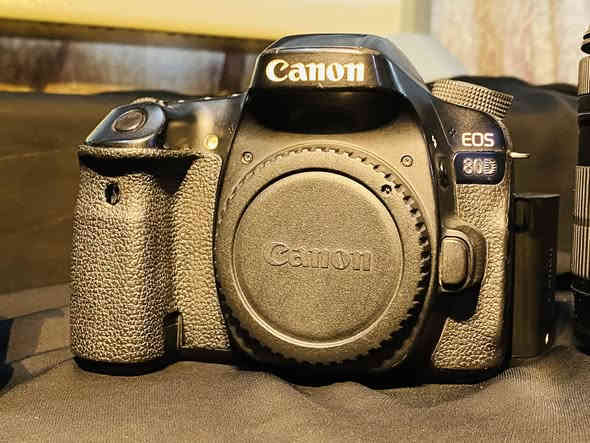 كامره كانون D80للبيع 
وياها عدسه 18/135
بطاريا حزام رام  شاحنه 
***********
بغداد الحسينيه.
