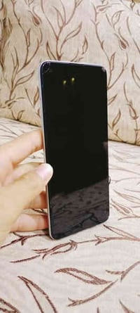 ريلمي 8 فقط مبدل شاشة نوعية ممتازة وبيها فطرين بالحواف كلشي ما مماثرين...