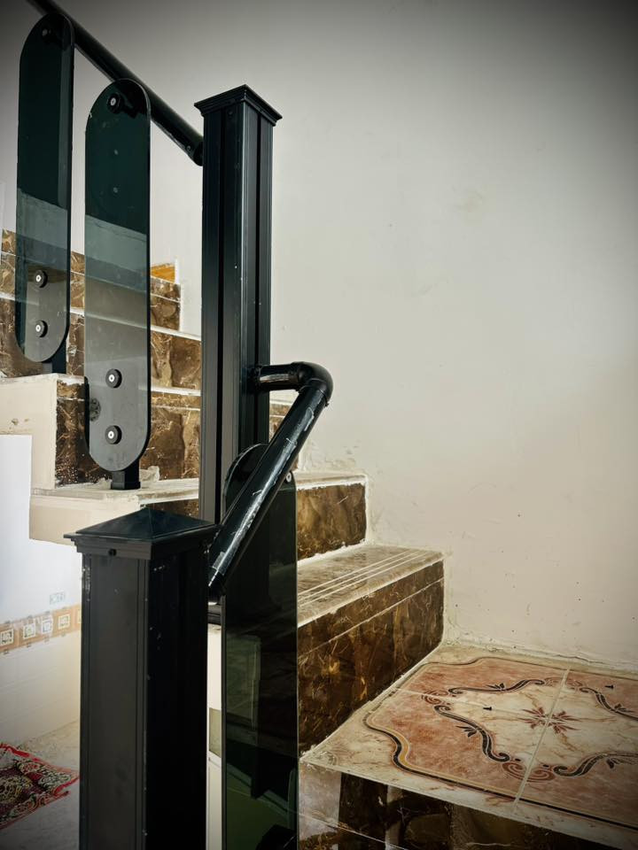 السلام عليكم يتوفر بيت مساحه 240 بيت ومشتمل البيت الاو ل يتكون من مطبخ صاله واستقبال غرف نوم عدد 2 وحده جوه وثاينه فوك وحمام وحده ومنور وصحيات عدد ثنين داخلي وخارجي ول مشتمل يتكون غرفه نوم مطبخ استقبال وحمام وصحيات داخلي وخارجي يعني  يفيد ل عائله جبيره يتكون من بيت ومشتمل نفس ما كلت سابقا طابو صرف باسمي تحويل مباشر 
موقع ل بيت قرب شارع ل كرينات شارع ٦٠ ل عام ومدخل ثاني له من شارع مكاتب رئيسي 
البيت موقعه ركن شارع مالته عرضه ١٥ متر ومصور كذالك 
بناء حديث وكآمل عل اخير توفر يمه كامل خدمات من كل شي 
للاستفسار 
***********
