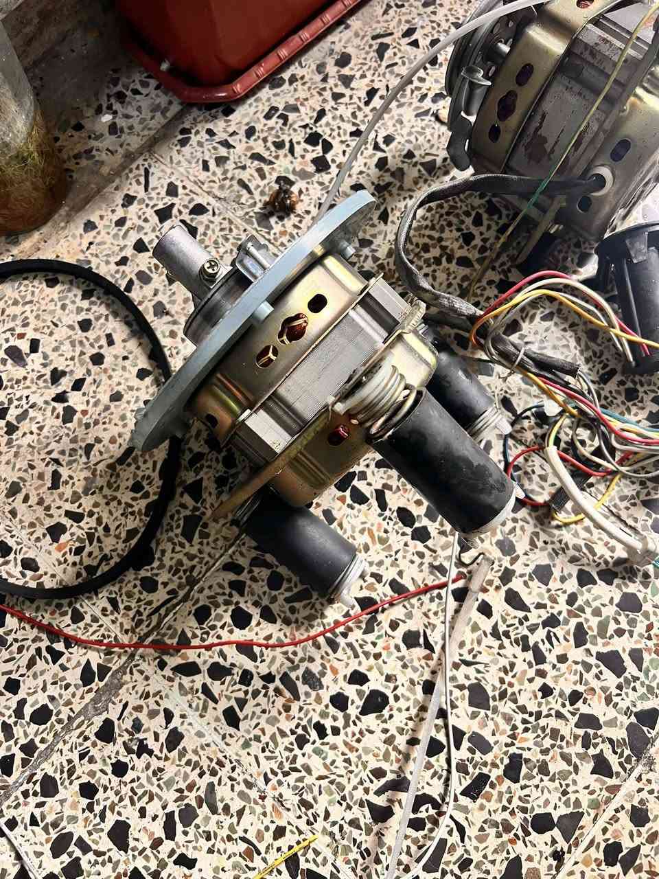 سلام عليكم للبيع مجموعتين كاملة غسل وتنشيف جديد شغالات ياباني اصلي جيب وشد يرهم على اي غسالة ام حوضين. البورد مع الماطورات مع القايش مع الكير بوكس. سعرهم كلهم 60 الف بيهم مجال توصيل مجاني داخل بغداد. *********** واتساب
