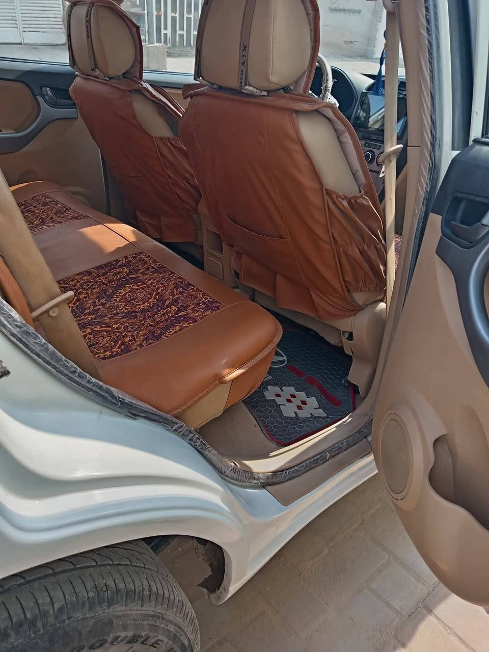 السلام عليكم
من رخصه الكروب المحترمين 
للبيع او مراوس حسب القناعه 
شيري تيكو رقم قادسية باسمي موديل 13 سيارة جاهزة ومواصفاته معروفه مكانه بالديوانية مركز المدينة موبايل *********** او *********** السعر 61 ورقه وبيه مجال بسيط
