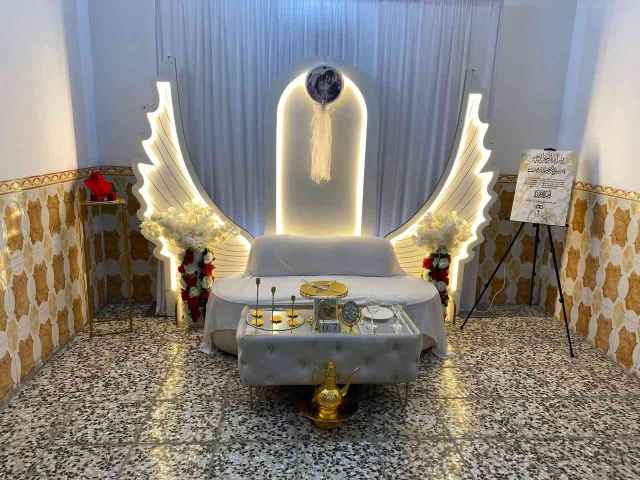 (التميز مع كوشات حسين)🕺💃
&خطوبة 💍 
&حنة  👰🤵
&عرس 🤵‍♂️

*تتكون الكوشة من
*ستائر خلفية بيضاء 🌫
*قوس ورد 🌹 🎈 
*شازلونة كلاسيكية  💺
*طاولة امامية  
* 3 طاولات جانبية 
*تلبسات ذهب عدت اشكال✋🏻🖐
*مرايا 🪞
*قبولات / هل تقبلين ؟ نعم قبلت !⁉️💎
*مغطس🛁
*ستان كيك مع الشوكات و السكين 🍽🎂
*اقداح  للعرسان 🍺🍺
*القران الكريم 📖
*صينية بياضات🍚
*شمعدان🕯
*نشرة ضوئي شلال و انارة 🧬 
( يختلف التزين حسب المناسبه)

للحجز والاستفسار مراسلة  
🤳الصفحة او واتساب(***********)) 📞

 🚚التوصيل بغداد فقط 
    
الفرح الدائم ان شاء الله
