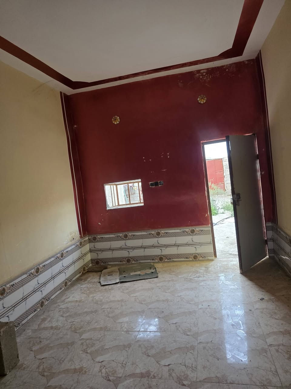 السلام عليكم للبيع دار سكن قرب الفضليه خلف مشتل فدك علئ الشارع العام طريق ناصريه سوق موقع مميز بناء نصف قديم نصف جديد ينباع بسعر قطعه  مساحه180م زراعي سعر مناسب جداا 30 مليون ستفسار ***********
