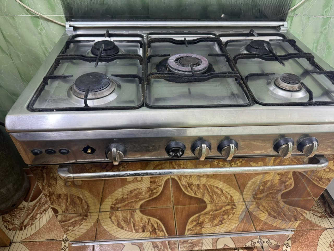 السلام عليكم للبيع كاونتر +طباخ العنوان الزبير
***********
