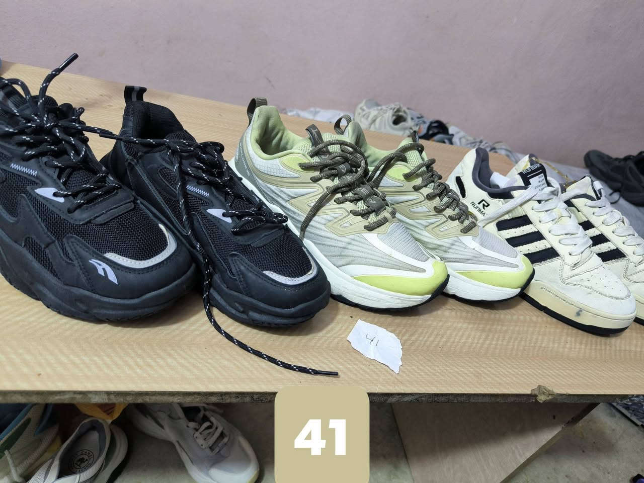 اقسم بالله اريد اخلص منهن 
كل ٣ احذية قياس واحد ب ٢٥ الف وية التوصيل 
٤٠ و ٤١ و ٤٢ و ٤٣ و ٤٤
اللي يريد صور لكل مجموعه يراسلني 
***********
